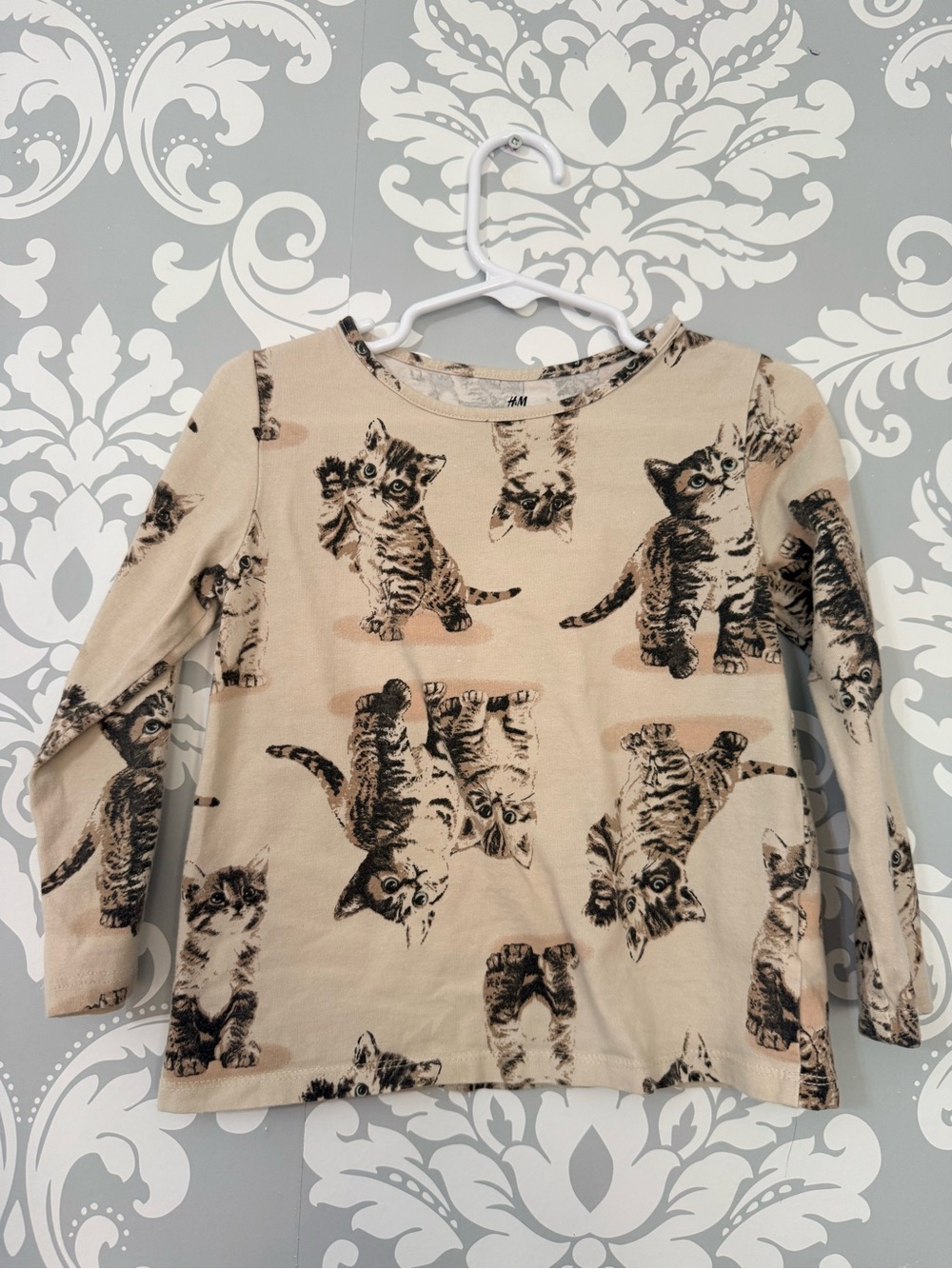 💫10/$25 • H&M Beige Long-Sleeve Top with Black Kitten Print